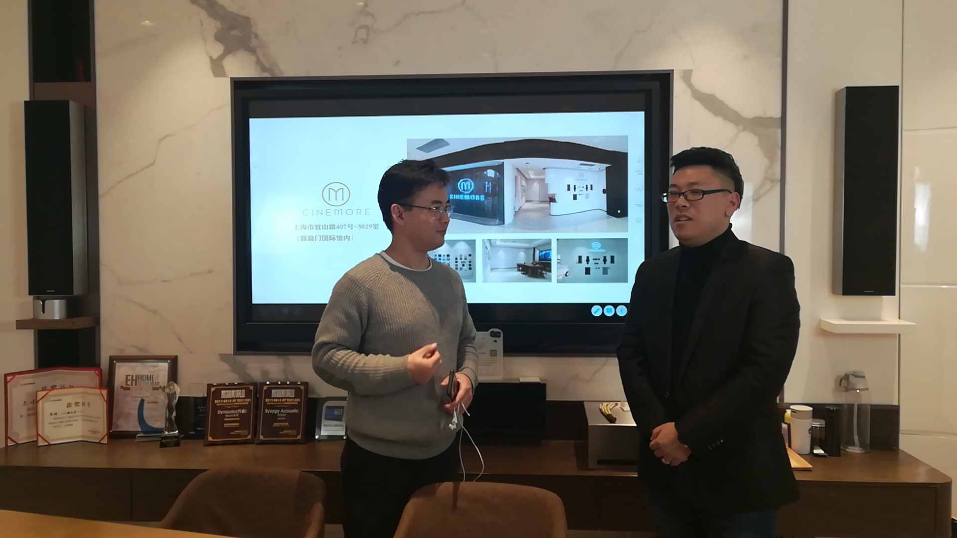 CINE&MORE设计师杨从文分享国际获奖案例，于喜盈门官抖开展“设计奇葩说”直播活动