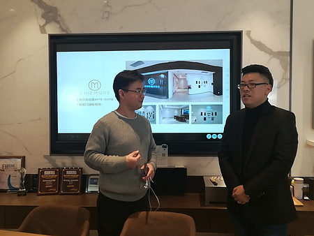 CINE&MORE设计师杨从文分享国际获奖案例，于喜盈门官抖开展“设计奇葩说”直播活动